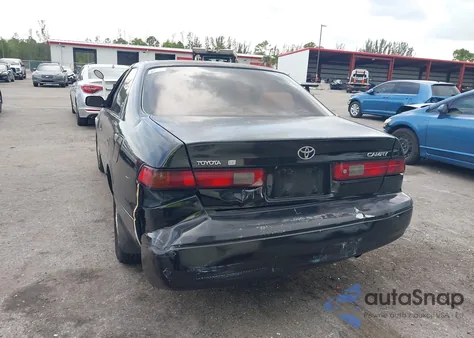 1999 Toyota Camry Le z USA, uszkodzony, nr VIN 4T1BG28KXXU561908